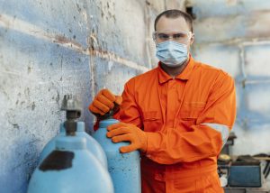 Bouteille de CO2 manipulé par un homme